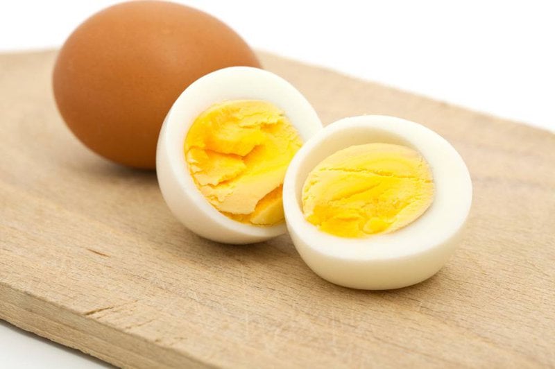 Ăn trứng gà luộc có trắng da được không